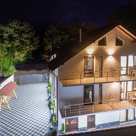 Pensiunea D & Ylan Hotel Novaci-Străini Exterior foto