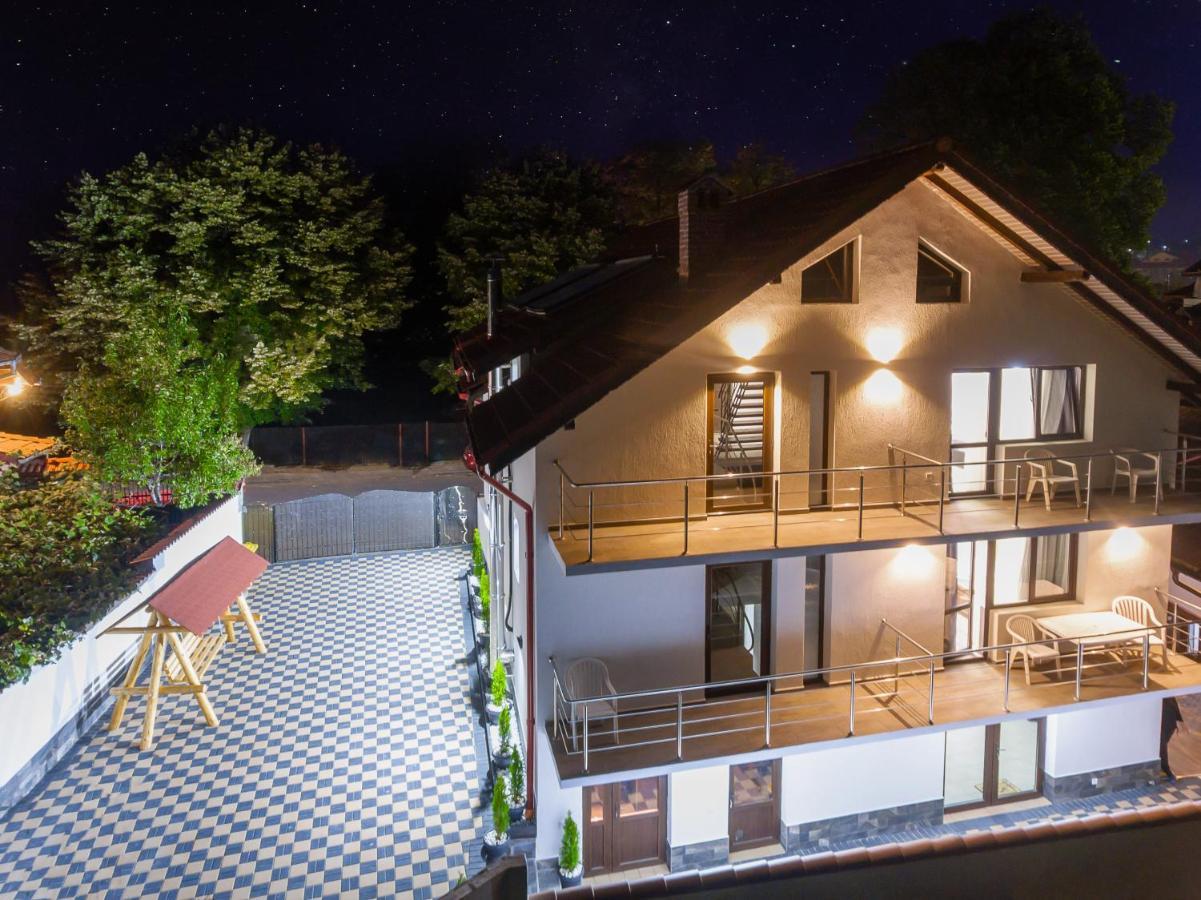Pensiunea D & Ylan Hotel Novaci-Străini Exterior foto