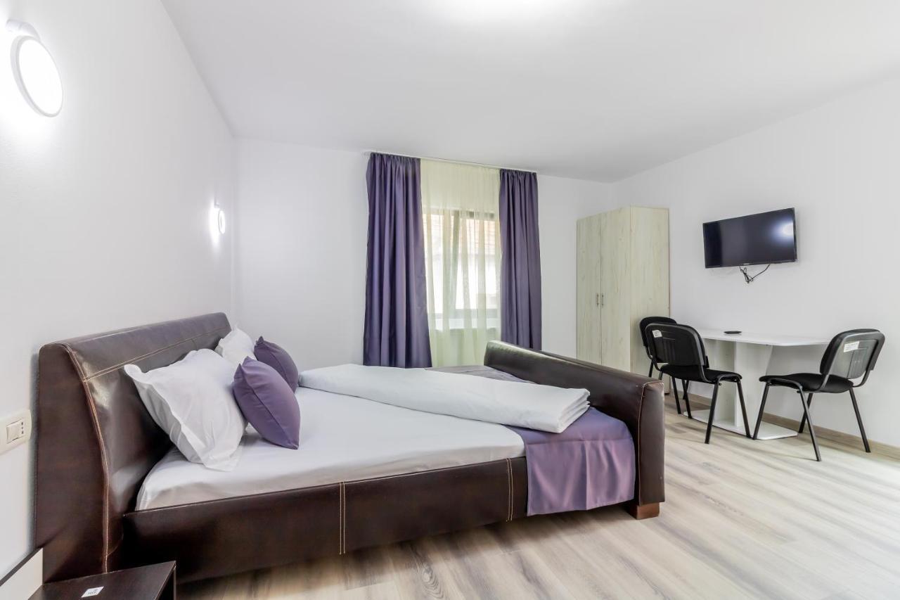 Pensiunea D & Ylan Hotel Novaci-Străini Exterior foto