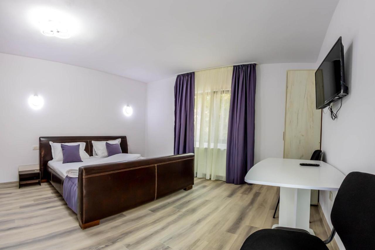 Pensiunea D & Ylan Hotel Novaci-Străini Exterior foto