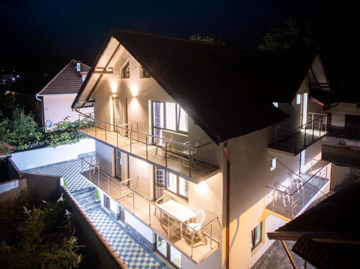 Pensiunea D & Ylan Hotel Novaci-Străini Exterior foto
