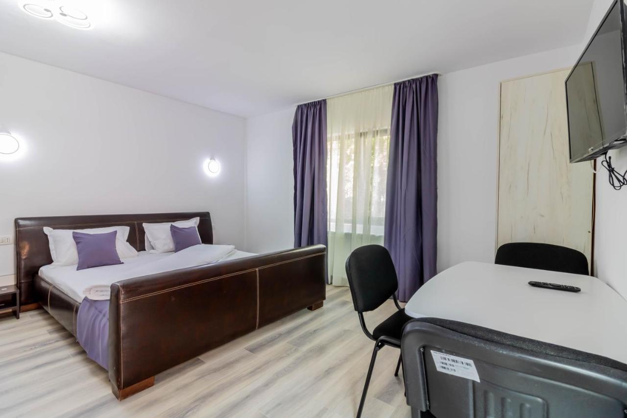 Pensiunea D & Ylan Hotel Novaci-Străini Exterior foto