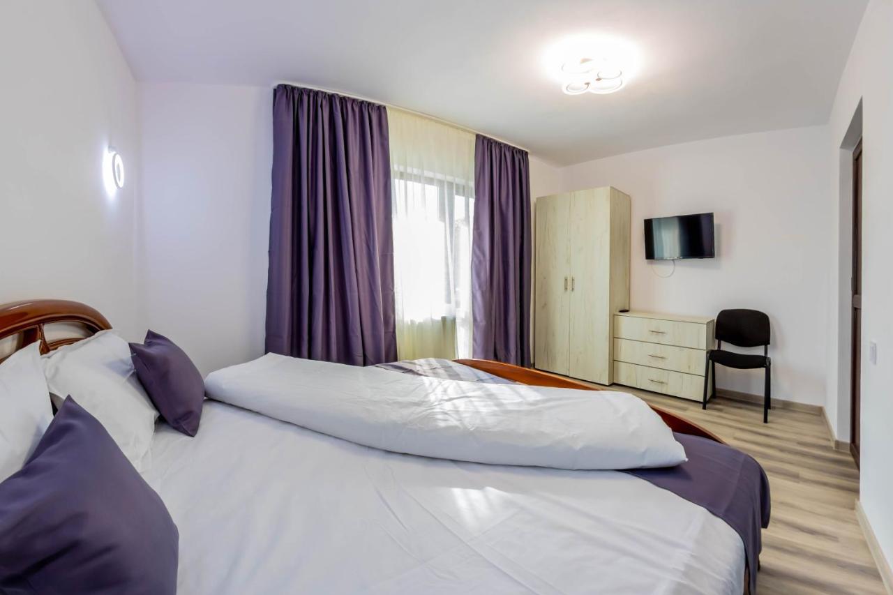 Pensiunea D & Ylan Hotel Novaci-Străini Exterior foto