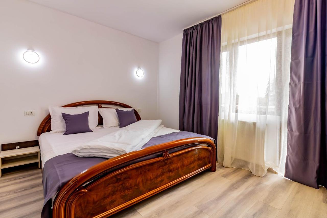 Pensiunea D & Ylan Hotel Novaci-Străini Exterior foto