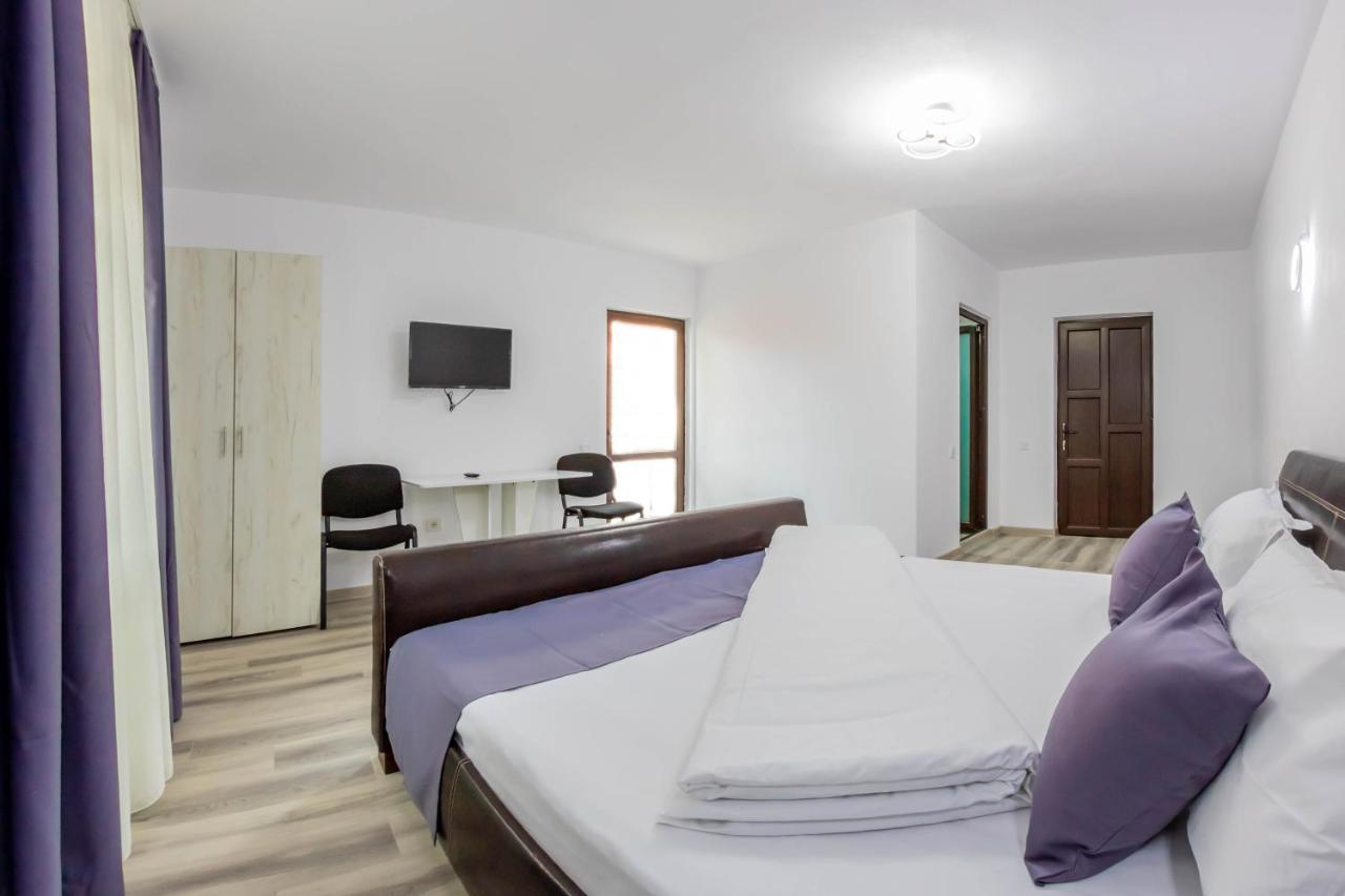 Pensiunea D & Ylan Hotel Novaci-Străini Exterior foto