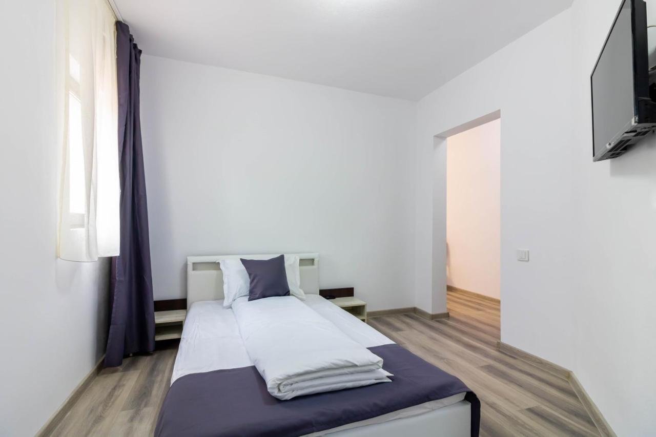 Pensiunea D & Ylan Hotel Novaci-Străini Exterior foto