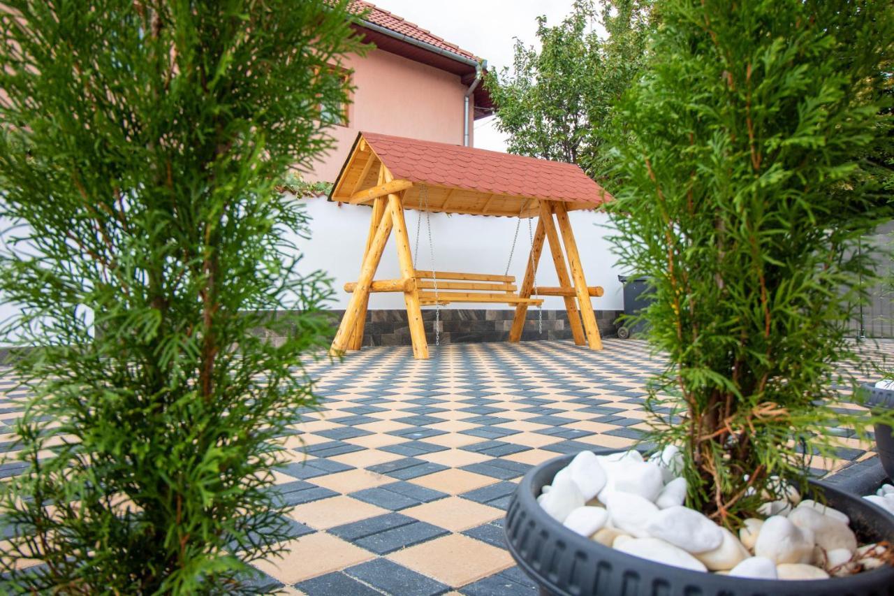 Pensiunea D & Ylan Hotel Novaci-Străini Exterior foto