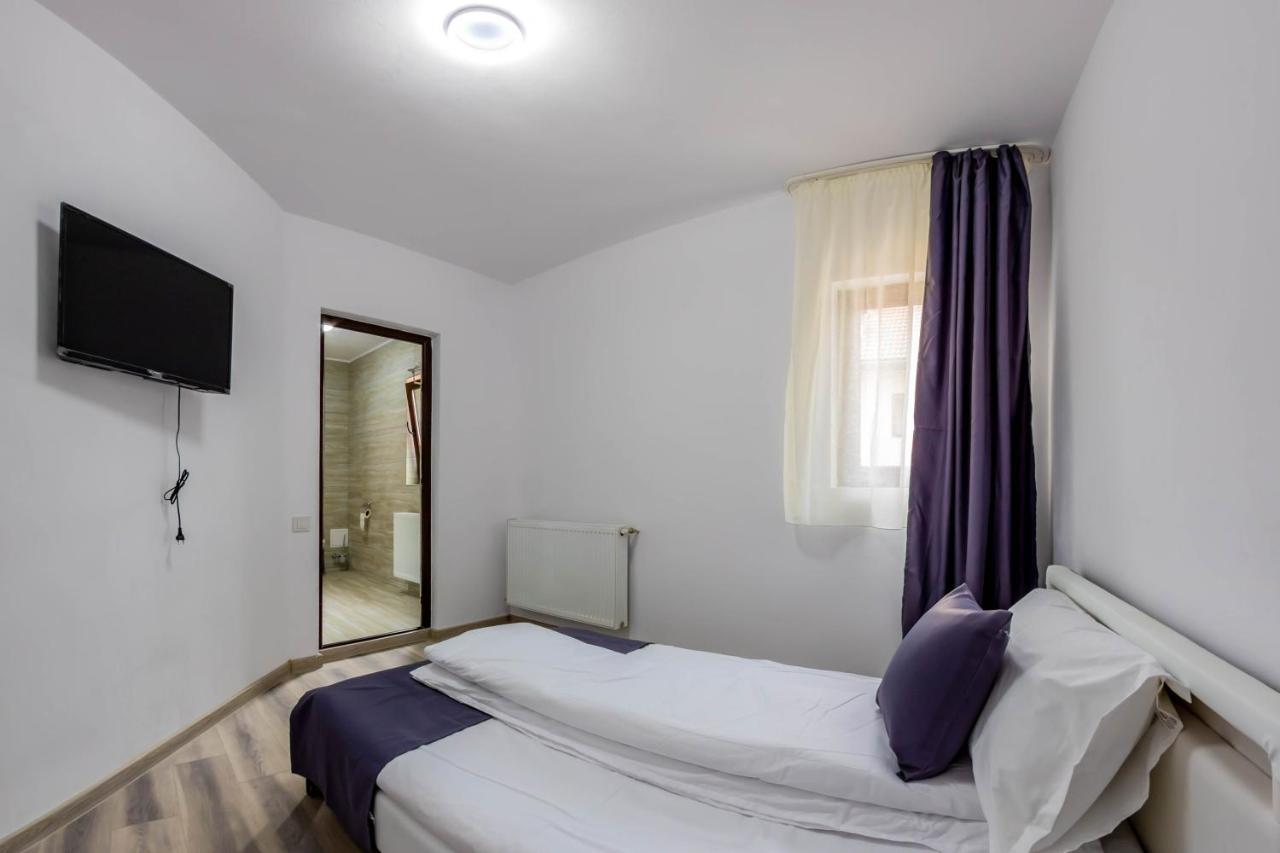 Pensiunea D & Ylan Hotel Novaci-Străini Exterior foto