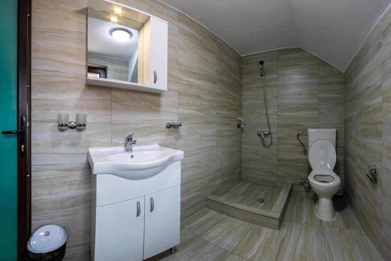 Pensiunea D & Ylan Hotel Novaci-Străini Exterior foto